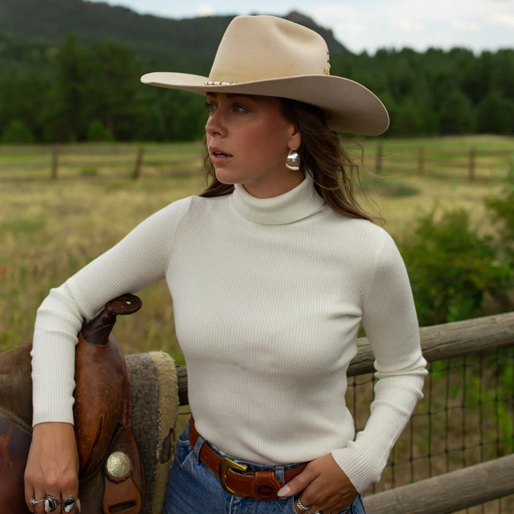 Stylish Cowboy Turtleneck Outfit For Outdoor Adventures