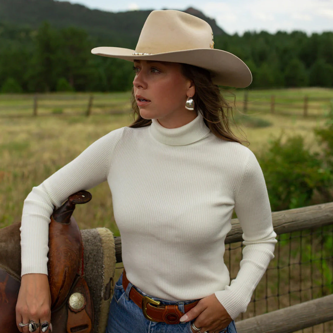 Stylish Cowboy Turtleneck Outfit For Outdoor Adventures