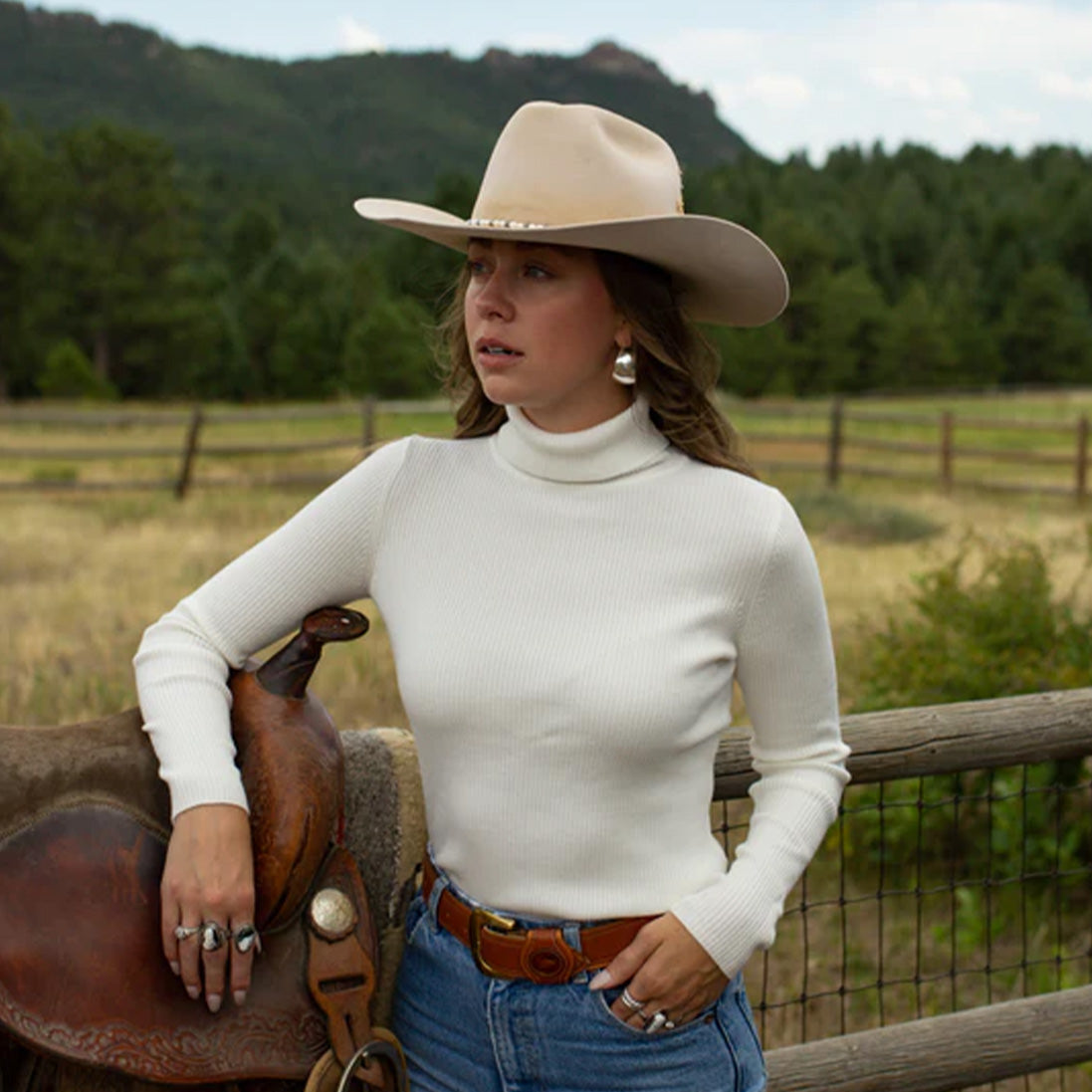 Stylish Cowboy Turtleneck Outfit For Outdoor Adventures